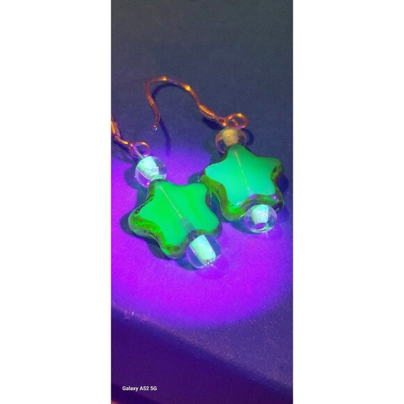 Small sterling silver and uranium glass star earrings with phosphorus accent - Picture 1 of 9